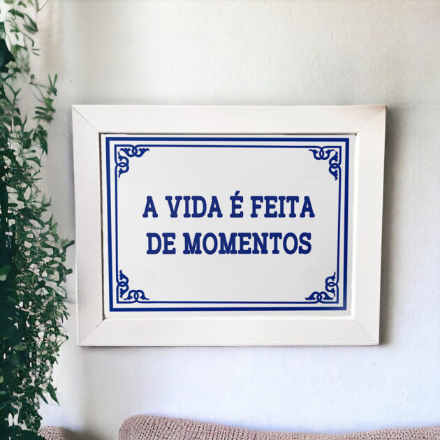 Azulejo decorativo com a frase A vida é feita de momentos - Coleção Portugal