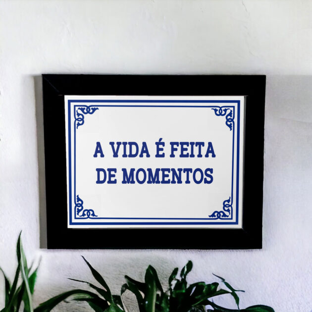 Azulejo decorativo com a frase A vida é feita de momentos - Coleção Portugal