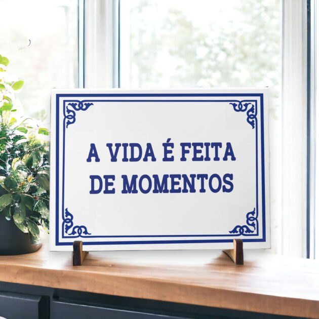 Azulejo decorativo com a frase A vida é feita de momentos - Coleção Portugal