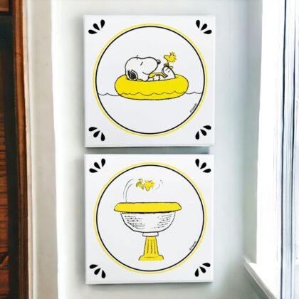 Conjunto de dois azulejos decorativos do Snoopy para o banheiro do Snoopy deitado na boia e Woodstock mergulhando