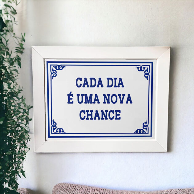 Azulejo decorativo com a frase Cada dia é uma nova chance - Coleção Portugal