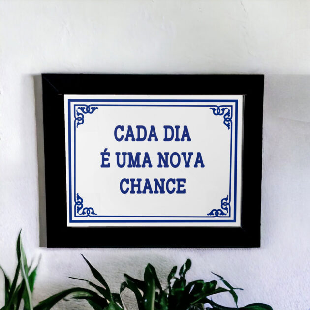 Azulejo decorativo com a frase Cada dia é uma nova chance - Coleção Portugal