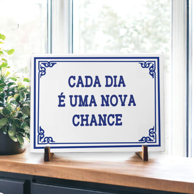 Azulejo decorativo com a frase Cada dia é uma nova chance - Coleção Portugal