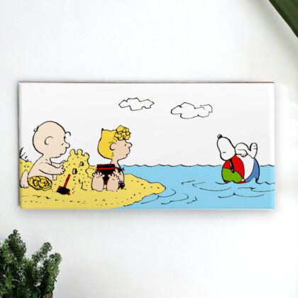 Azulejo decorativo do Snoopy, Charlie Brown e Sally na praia