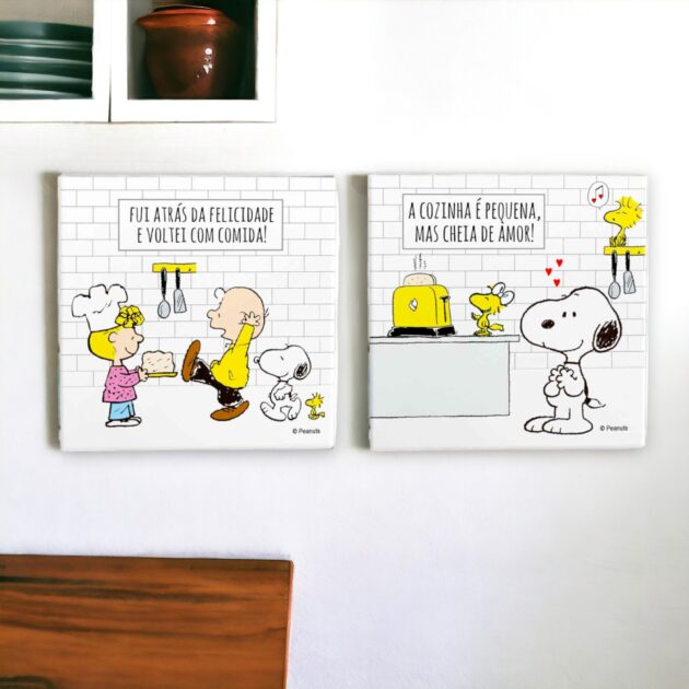 Conjunto de dois azulejos decorativos do Snoopy para a cozinha com a frase Fui atrás da felicidade e voltei com comida e A Cozinha é pequena, mas é cheia de amor