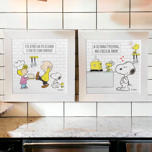 Conjunto de dois azulejos decorativos do Snoopy para a cozinha com a frase Fui atrás da felicidade e voltei com comida e A Cozinha é pequena, mas é cheia de amor