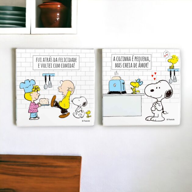 Conjunto de dois azulejos decorativos do Snoopy para a cozinha com a frase Fui atrás da felicidade e voltei com comida e A Cozinha é pequena, mas é cheia de amor