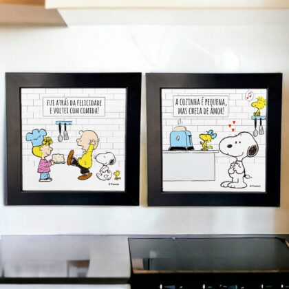 Conjunto de dois azulejos decorativos do Snoopy para a cozinha com a frase Fui atrás da felicidade e voltei com comida e A Cozinha é pequena, mas é cheia de amor