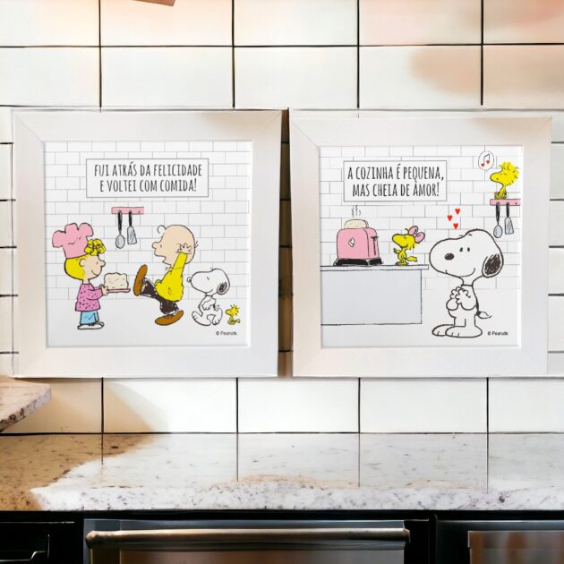 Conjunto de dois azulejos decorativos do Snoopy para a cozinha com a frase Fui atrás da felicidade e voltei com comida e A Cozinha é pequena, mas é cheia de amor