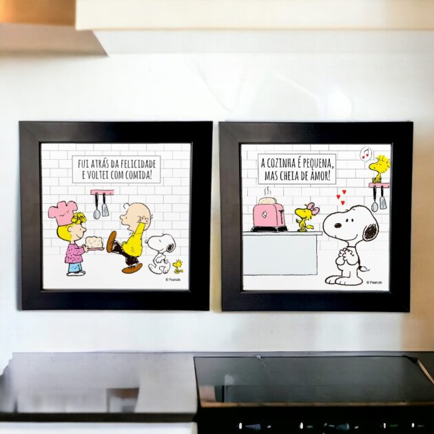 Conjunto de dois azulejos decorativos do Snoopy para a cozinha com a frase Fui atrás da felicidade e voltei com comida e A Cozinha é pequena, mas é cheia de amor