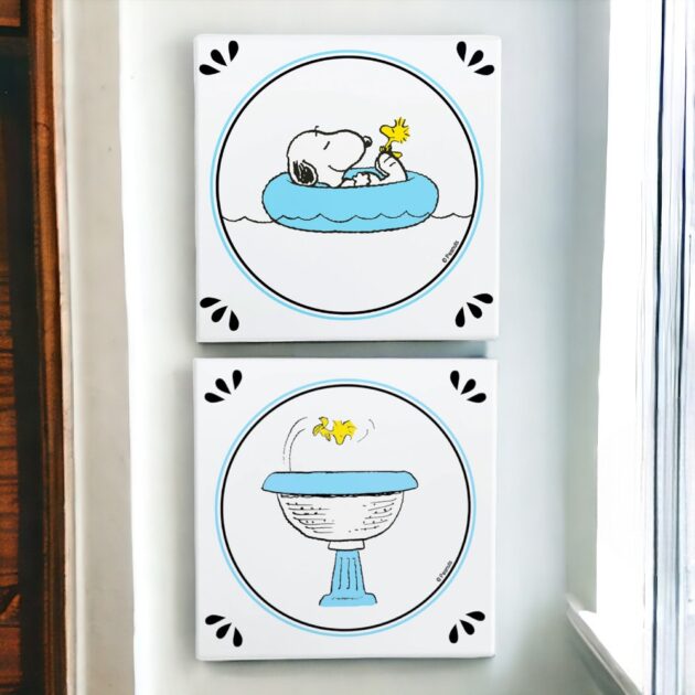 Conjunto de dois azulejos decorativos do Snoopy para o banheiro do Snoopy deitado na boia e Woodstock mergulhando