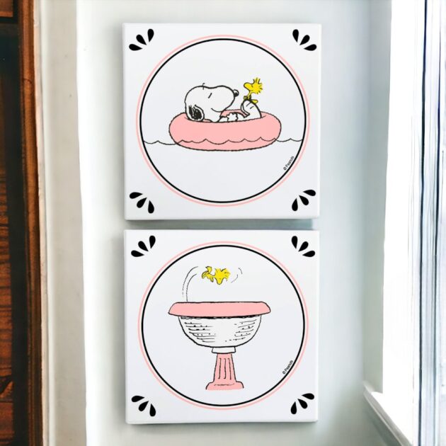 Conjunto de dois azulejos decorativos do Snoopy para o banheiro do Snoopy deitado na boia e Woodstock mergulhando