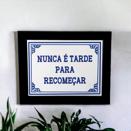 Azulejo decorativo com a frase Nunca é tarde para recomeçar - Coleção Portugal