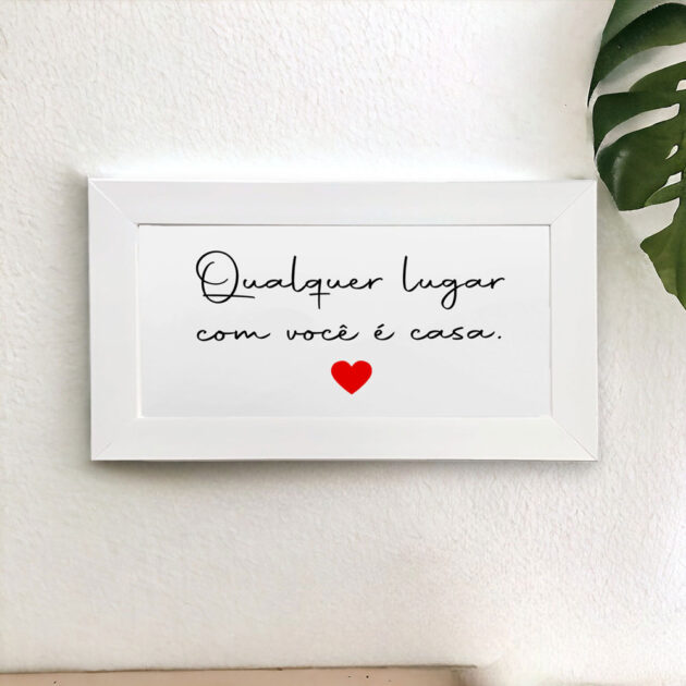 Azulejo decorativo com a frase Qualquer lugar com você é casa