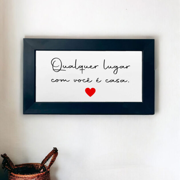 Azulejo decorativo com a frase Qualquer lugar com você é casa