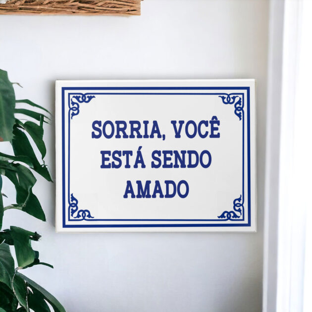 Azulejo decorativo com a frase Sorria, você está sendo amado - Coleção Portugal