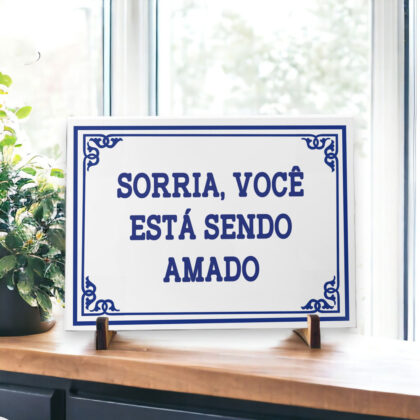 Azulejo decorativo com a frase Sorria, você está sendo amado - Coleção Portugal