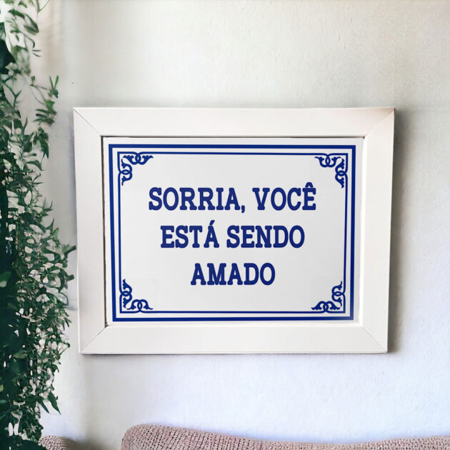 Azulejo decorativo com a frase Sorria, você está sendo amado - Coleção Portugal