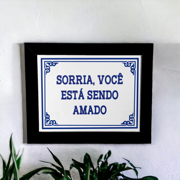 Azulejo decorativo com a frase Sorria, você está sendo amado - Coleção Portugal