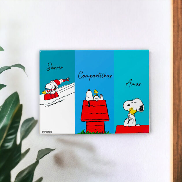 Azulejo decorativo do Snoopy com a frase Sorrir, Compartilhar, Amar