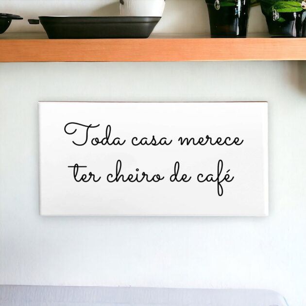 Azulejo decorativo para cozinha em P&B com a frase Toda casa merece ter cheiro de café