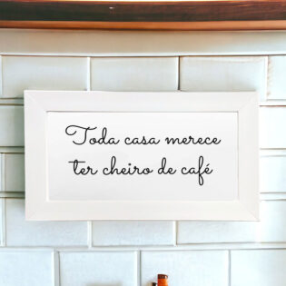 Azulejo decorativo para cantinho do café em P&B com a frase Toda casa merece ter cheiro de café