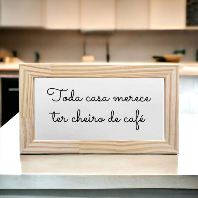 Azulejo decorativo para cozinha em P&B com a frase Toda casa merece ter cheiro de café