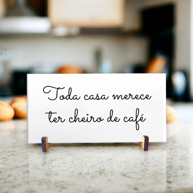 Azulejo decorativo para cozinha em P&B com a frase Toda casa merece ter cheiro de café