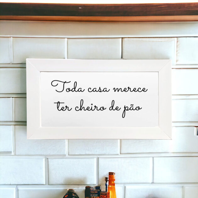 Azulejo decorativo para cozinha em P&B com a frase Toda casa merece ter cheiro de pão