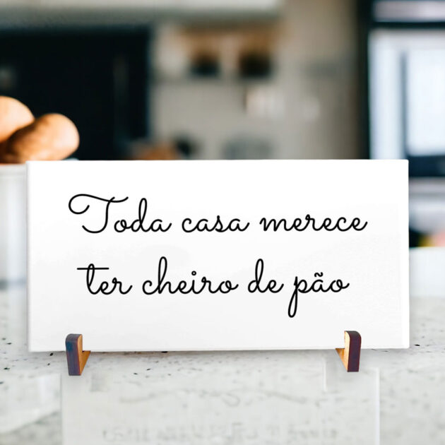 Azulejo decorativo para cozinha em P&B com a frase Toda casa merece ter cheiro de pão