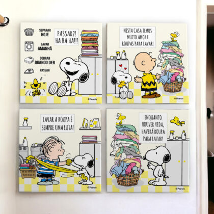 Conjunto de quatro azulejos decorativos para a lavanderia do Snoopy com o azulejo Passar HA HA HA; Nesta casa temos muito amor e roupa para lavar; Lavar roupa é sempre uma luta: Enquanto houver vida haverá roupa para lavar