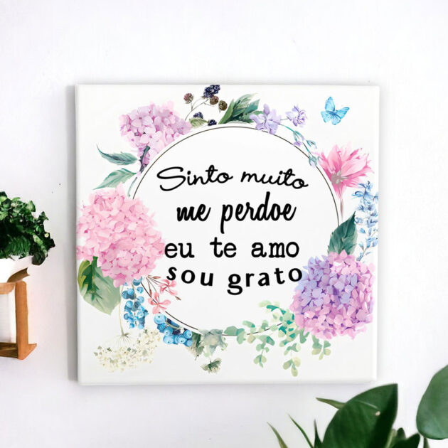 Azulejo decorativo com a frase Sinto muito, me perdoe, eu te amo e sou grato com um fundo branco e flores roxas - Oponopono