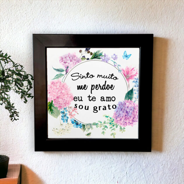 Azulejo decorativo com a frase Sinto muito, me perdoe, eu te amo e sou grato com um fundo branco e flores roxas - Oponopono