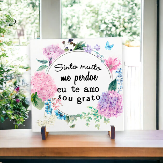 Azulejo decorativo com a frase Sinto muito, me perdoe, eu te amo e sou grato com um fundo branco e flores roxas - Oponopono