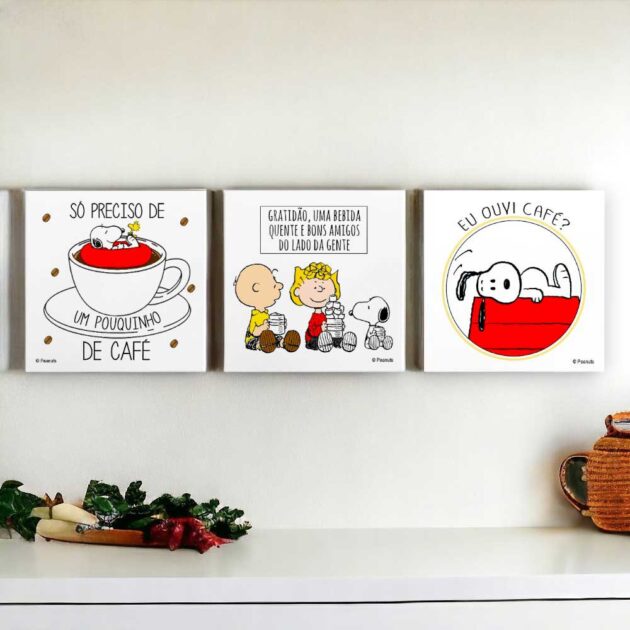 Conjunto de três azulejos decorativos para o cantinho do café do Snoopy com o azulejo Só preciso de um pouquinho de café; Gratidão, uma bebida quente e bons amigos do lado da gente; Eu ouvi café?