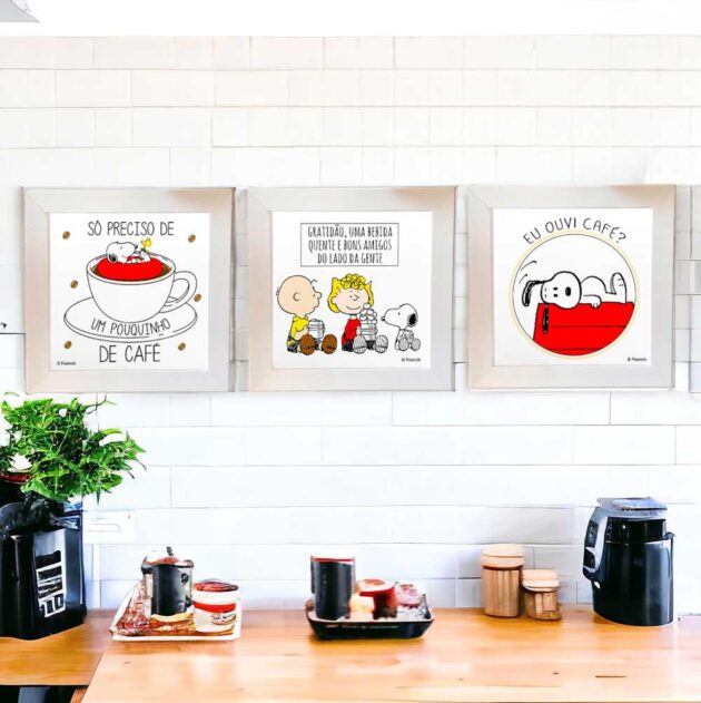 Conjunto de três azulejos decorativos para o cantinho do café do Snoopy com o azulejo Só preciso de um pouquinho de café; Gratidão, uma bebida quente e bons amigos do lado da gente; Eu ouvi café?