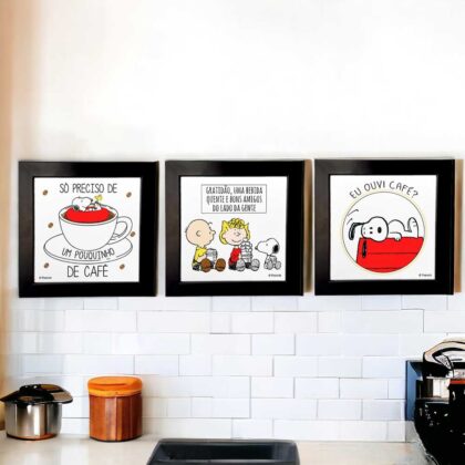 Conjunto de três azulejos decorativos para o cantinho do café do Snoopy com o azulejo Só preciso de um pouquinho de café; Gratidão, uma bebida quente e bons amigos do lado da gente; Eu ouvi café?