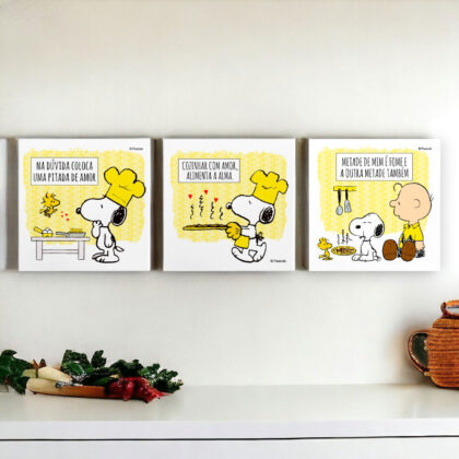 Conjunto de três azulejos decorativos para a cozinha do Snoopy com o azulejo Na dúvida coloca uma pitada de amor; Cozinhar com amor alimenta a alma; Metade de mim é fome e a outra metade também