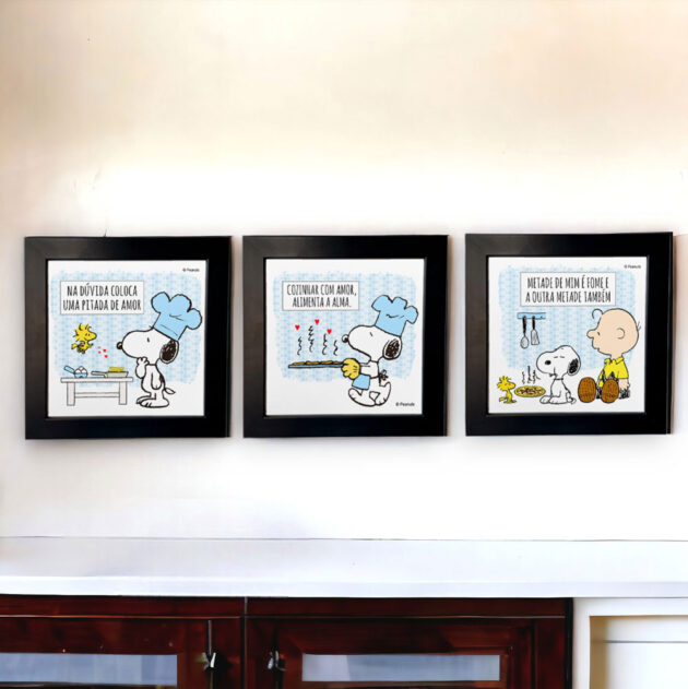 Conjunto de três azulejos decorativos para a cozinha do Snoopy com o azulejo Na dúvida coloca uma pitada de amor; Cozinhar com amor alimenta a alma; Metade de mim é fome e a outra metade também