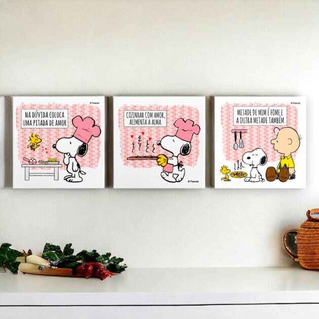 Conjunto de três azulejos decorativos para a cozinha do Snoopy com o azulejo Na dúvida coloca uma pitada de amor; Cozinhar com amor alimenta a alma; Metade de mim é fome e a outra metade também