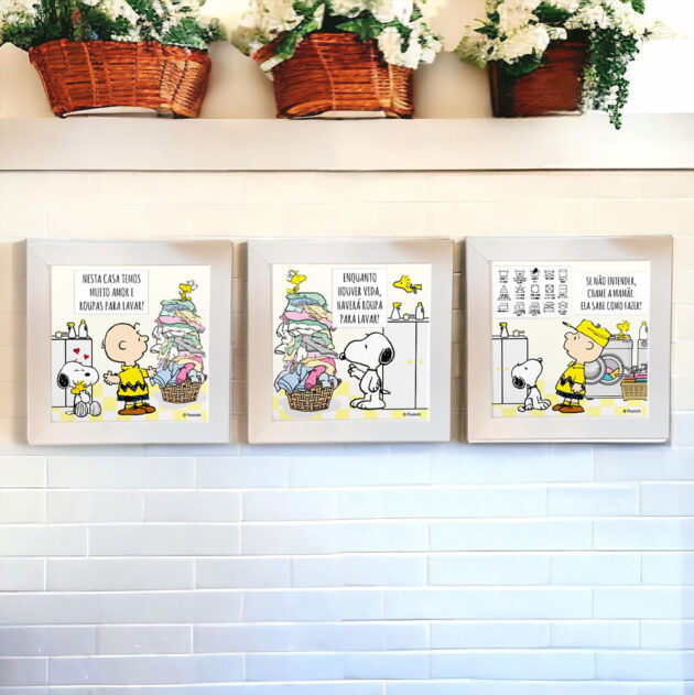 Conjunto de três azulejos decorativos para a lavanderia do Snoopy com o azulejo Nesta casa temos muito amor e roupas para lavar; Enquanto houver vida, haverá roupa para lavar; Se não entender, chame a mamãe