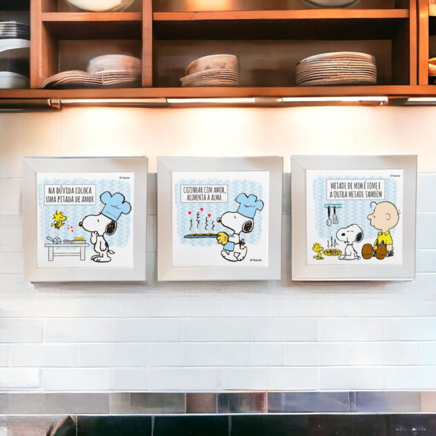 Conjunto de três azulejos decorativos para a cozinha do Snoopy com o azulejo Na dúvida coloca uma pitada de amor; Cozinhar com amor alimenta a alma; Metade de mim é fome e a outra metade também