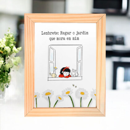 Azulejo decorativo com a frase Lembrete: Regar o jardim que mora em mim com o desenho de uma menina na janela e seu jardim de margaridas