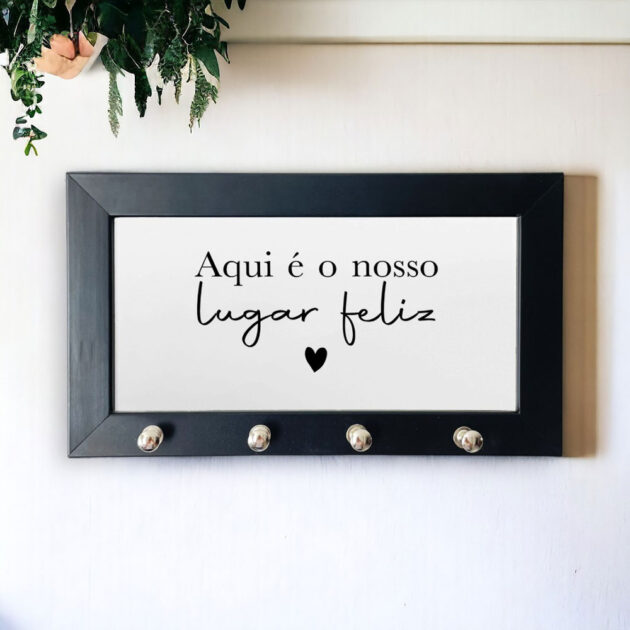 Porta-chaves com azulejo decorativo com a frase Aqui é o nosso lugar feliz