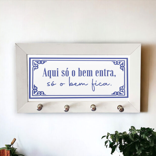 Porta-chaves com azulejo decorativo com a frase Aqui só o bem entra, só o bem fica