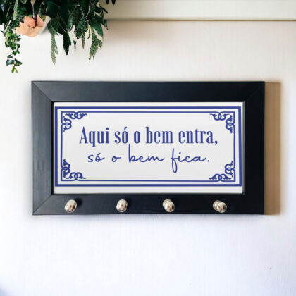 Porta-chaves com azulejo decorativo com a frase Aqui só o bem entra, só o bem fica