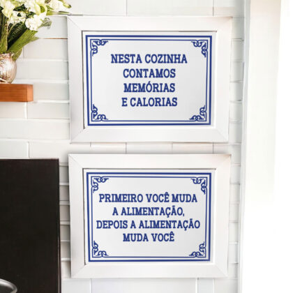 Conjunto de azulejos decorativos com a frase Nesta cozinha contamos memórias e calorias e Primeiro você muda alimentação, depois a alimentação muda você - Coleção Portugal Azulejo Português