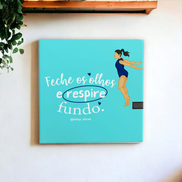 Azulejo decorativo com a frase Feche os olhos e respire fundo com o desenho de uma menino pulando com o fundo azul