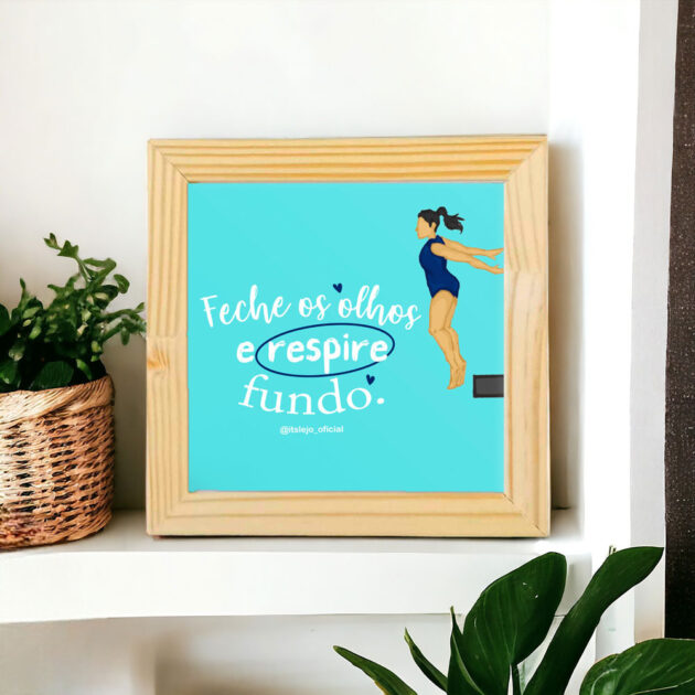 Azulejo decorativo com a frase Feche os olhos e respire fundo com o desenho de uma menino pulando com o fundo azul