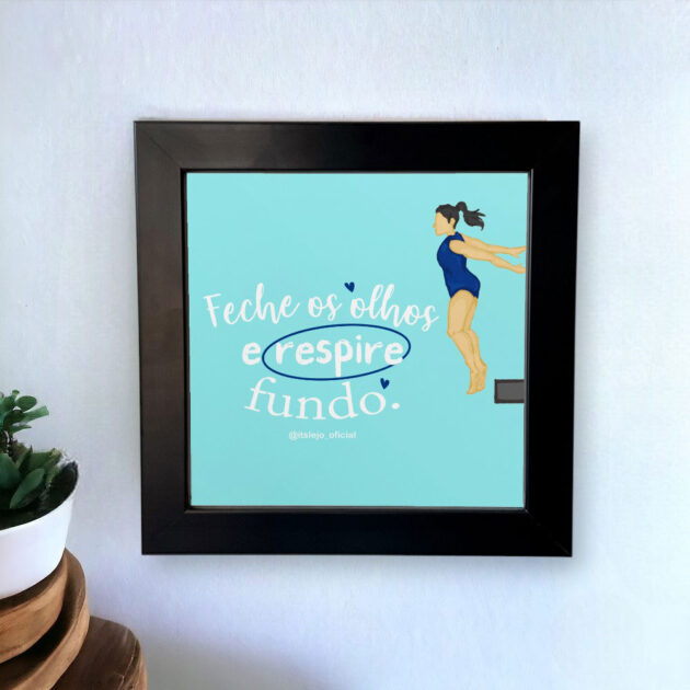 Azulejo decorativo com a frase Feche os olhos e respire fundo com o desenho de uma menino pulando com o fundo azulAzulejo decorativo com a frase Feche os olhos e respire fundo com o desenho de uma menino pulando com o fundo azul